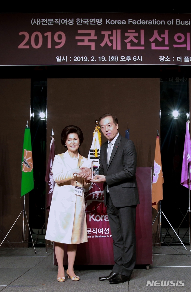 【서울=뉴시스】이완신(오른쪽) 롯데홈쇼핑 대표가 전문직여성 한국연맹(BPW KOREA)으로부터 제25회 ‘BPW Gold Award’를 수상한 후 이정희 회장과 기념촬영을 하고 있다.(사진=롯데홈쇼핑 제공) photo@newsis.com 