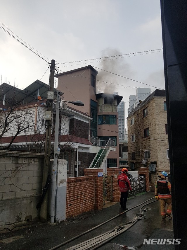 【인천=뉴시스】 김민수 기자 = 20일 오후 인천 연수구 다세대주택 4층에서 화재가 발생한 가운데 주택에서 연기가 솟아오르고 있다.