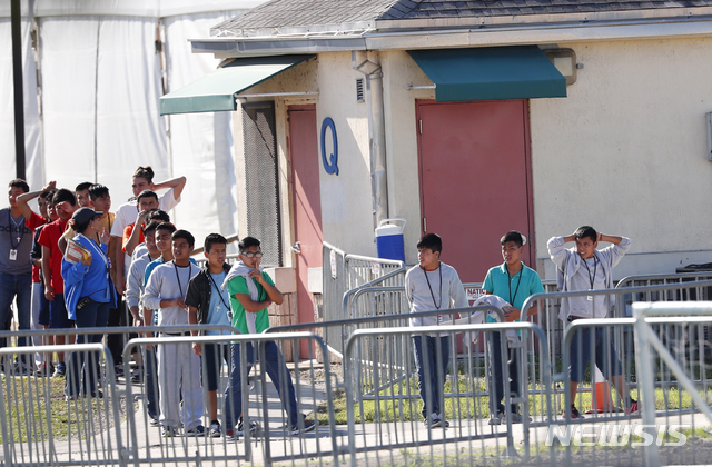 【AP/뉴시스】홈스테드 10대아동 수용소에서 줄을 서있는 "부모를 동반하지 않은" 이민 어린이들.    