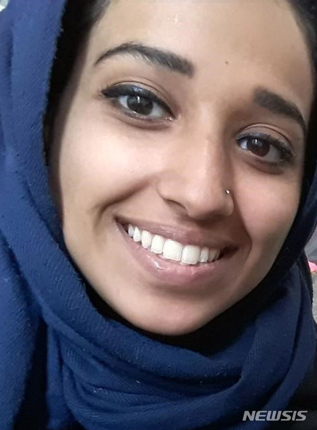 【앨라바마=AP/뉴시스】이슬람 극단 무장조직 이슬람국가(IS)에 합류한 미국 여성 호다 무타나(24)가 최근 자신의 과거를 후회하며 미국으로 돌아가고싶다고 밝혔다. 사진은 무타나 가족 변호사가 공개한 무타나의 사진이다. 2019.2.20