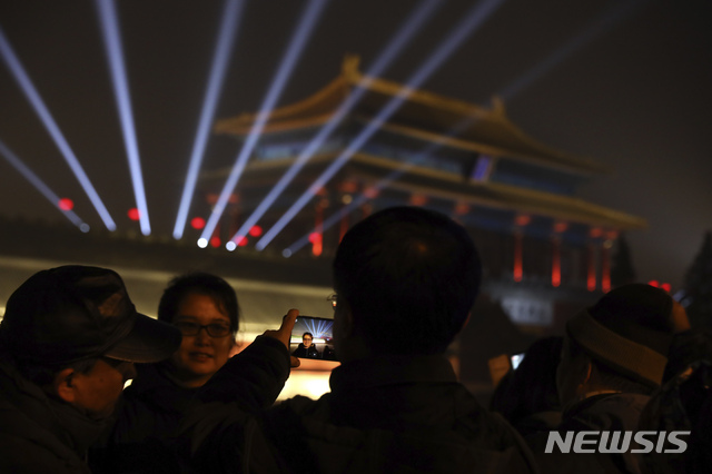 【베이징=AP/뉴시스】중국 베이징 '자금성'이 지난 19일과 20일 사상 처음으로 야간 개장해 인기를 모았다. 2019.2.20