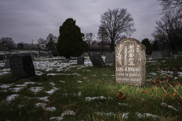 독립운동가 황기환(?~1923)의 미국 뉴욕 묘소. 황기환은 뉴욕의 병원에서 마흔살쯤 숨을 거둔 것으로 추정된다. 결혼을 하지 않아 유족이 없는 그의 장례는 지인들이 치렀다. 마운트 올리벳 공동묘지에서 황기환의 묘가 발견된 건 그가 죽은 지 85년만인 2008년이다. 비석에는 ‘대한인 황긔환지묘 민국오년사월십팔일영면’이라고 적혀 있다. ⓒ김동우