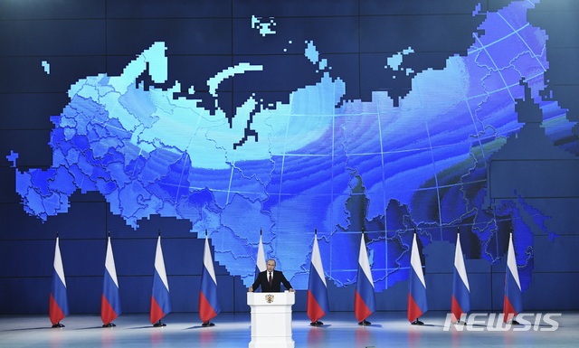 【모스크바=AP/뉴시스】 20일 러시아의 블라디미르 푸틴 대통령이 연방 의회에서 연례 국정연설을 하고 있다. 배경에 전시된 디지털 러시아 전도가 인상적이다. 러시아 면적은 1710만㎢로 미국(950만㎢)의 두 배에 가깝다. 2019. 2. 20. 
