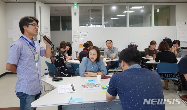 【수원=뉴시스】이병희 기자 = 지난해 9월 열린 ‘디자인씽킹(Design Thinking) 워크숍’에서 시민들이 ‘수원시 통합플랫폼’에서 서비스할 공공서비스 모델을 모색하고 있다.