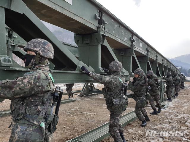 【화천=뉴시스】한윤식 기자 = 육군 2공병여단 장병들이 지난 20일 강원 화천 북한강 일대에서 실시된 혹한기 전술훈련에서 간편조립교를 구축하고 있다.(사진=육군 2공병여단 제공) ysh@newsis.com  