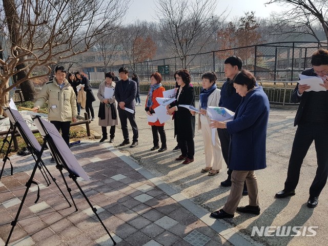 【전주=뉴시스】한훈 기자 =21일 전북 전주시의회 복지환경위원회는 전주동물원과 ‘LID(Low-Impact Development, 저영향개발) 그린빗물인프라’ 조성사업 현장을 찾았다.2019.02.21.(사진=전주시 제공) photo@newsis.com 