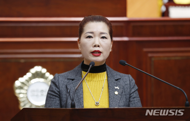 군산시의회 정지숙 의원이 21일, 5·18 민주화운동 망언 규탄 및 국회의원 3인 제명 촉구' 결의안을 발표하고 있다.