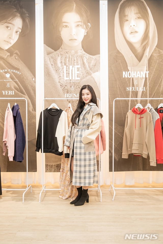 【서울=뉴시스】  뉴욕 패션 쇼룸 ‘더 셀렉츠(The Selects)’의 첫 번째 콜라보레이션 프로젝트 ‘더 셀렉츠×레드벨벳(The Selects×Red velvet)’의 일환으로 라이(LIE)와 레드벨벳 아이린의 컬렉션을 선보이고 있다.