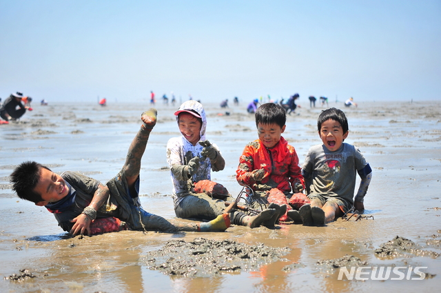 【고창=뉴시스】 이학권 기자 = 갯벌체험으로 유명세를 타고 있는 전북 고창군 하전마을에 바지락 특화요리 체험·시식공간이 마련된다고 22일 밝혔다. (사진 = 고창군 제공) photo@newsis.com