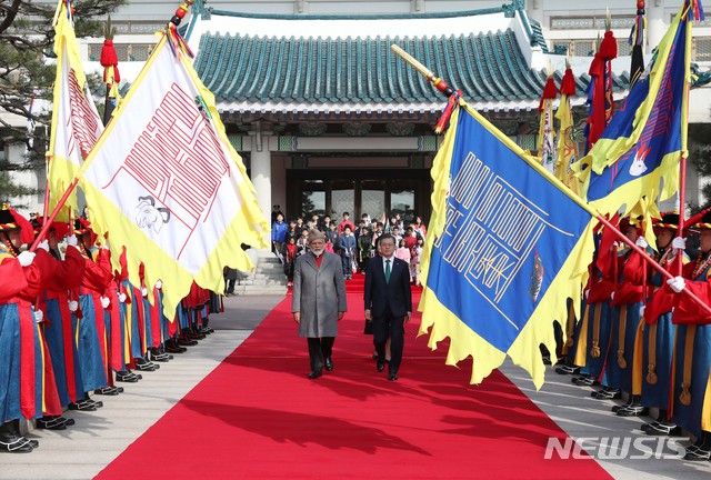 【서울=뉴시스】박진희 기자 = 문재인 대통령과 국빈 방한중인 나렌드라 모디 인도 총리가 22일 청와대 대정원에서 열린 공식 환영식에 참석하여 의장대 사열을 하고 있다. 2019.02.22.  pak7130@newsis.com