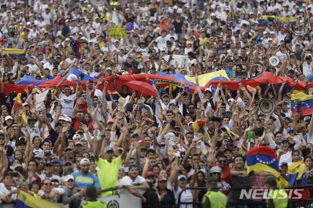 【쿠쿠타(콜롬비아)=AP/뉴시스】콜롬비아의 베네수엘라와의 국경도시 쿠쿠타에서 22일 베네수엘라를 돕기 위한 라이브 콘서트가 열리고 있다. 유엔난민기구는 이날 베네수엘라를 탈출한 사람 수가 340만명으로 지난해 11월의 300만명에서 40만명이나 증가했다고 밝혔다. 2019.2.22