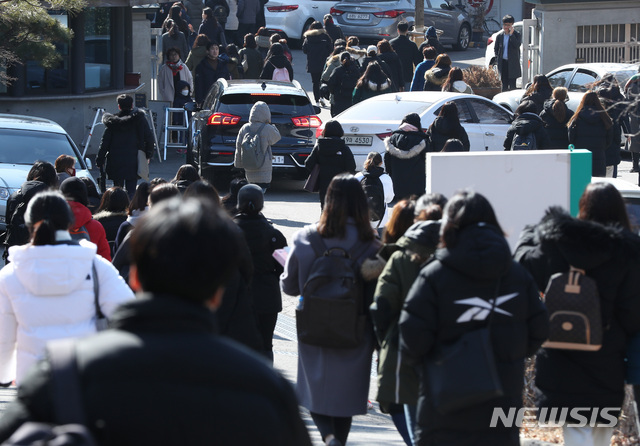 【서울=뉴시스】이윤청 수습기자 = 2019년도 서울시 지방공무원 제1회 공개경쟁 및 경력경쟁 임용시험이 치러진 23일 오전 서울 종로구 경복고등학교에서 시험을 마친 응시생들이 시험장을 나서고 있다. 서울시교육청은 유치원 공공성 강화를 위해 국공립유치원 교사 59명을 추가 선발한다. 2019.02.23. radiohead@newsis.com