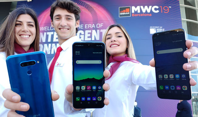 【서울=뉴시스】LG전자가 25일부터 28일까지 나흘간 스페인 바르셀로나에서 열리는 ‘MWC(Mobile World Congress) 2019’에 참가한다. LG전자는 이번 전시에서 ‘혁신을 넘어선 새로운 경험(Consumer Experience Beyond Innovation)’을 슬로건으로 5G 스마트폰을 포함, 프리미엄부터 중가형과 실속형으로 이어지는 V/G/Q/K 시리즈 풀 라인업을 소개한다. LG전자 모델들이 MWC 2019가 열리는 '피라그란비아(Fira Gran Via)' 전시장 입구에서 'LG Q60', 'LG K50', 'LG K40'(사진 왼쪽부터) 등 실속형 스마트폰 신제품 3종을 소개하고 있다.(사진 LG전자) 