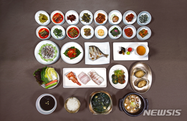 【서울=뉴시스】그랜드 워커힐 서울은 한식당 '온달'의 '남도 음식 한 상 차림'