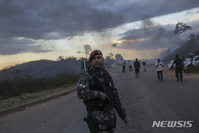 [파카라이마(브라질)= AP/뉴시스] 지난 해 2월 23일 브라질 국경지대 파카라이마에 배치된 연방 보안군 병사.  브라질 정부는 올해 2월 17일 범죄와의 전쟁을 위해 전국 5개주의 주요지점과 대도시를 중심으로 연방보안군 배치를 180일 연장하고 국방부 주관의 '작전'을 시행한다고 발표했다.   