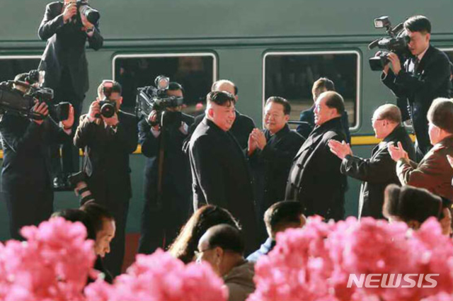 【서울=뉴시스】북한 노동신문은 24일 김정은 북한 국무위원장이 베트남 하노이에서 열리는 제2차 북미 정상회담에 참석하기 위해 평양을 출발했다고 보도했다.  사진은 김 위원장이 평양역에서 1호 열차에 오르며 환송을 받는 모습. 2019.02.24. (사진=노동신문)  photo@newsis.com 