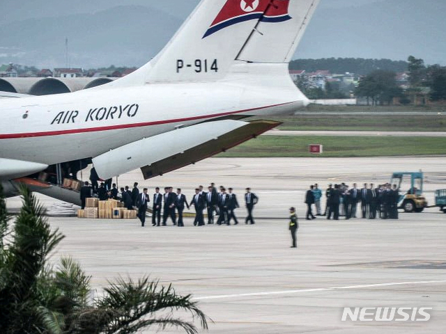 【서울=뉴시스】배훈식 기자 = 24일 오전 베트남 하노이 공항에 착륙한 북한 고려항공 비행기에서 탑승객들이 짐을 옮기고 있다. 2019.02.24.(사진=프래린서 기자 Duan Dan 트위터 캡처) photo@newsis.com