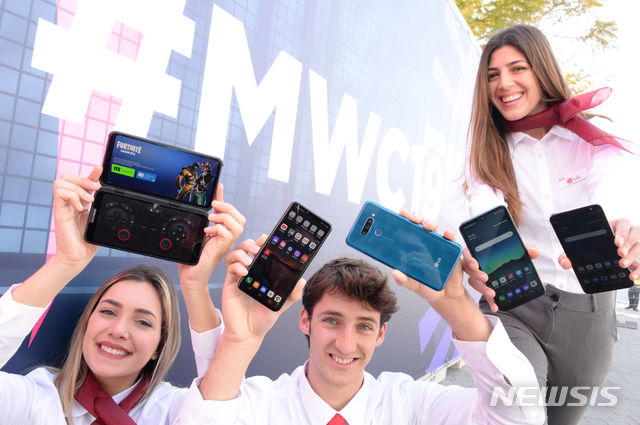 【서울=뉴시스】배훈식 기자 = LG전자가 25일(현지시간)부터 28일까지 나흘간 스페인 바르셀로나에서 열리는 ‘MWC(Mobile World Congress) 2019’에 참가한다. LG전자는 이번 전시에서 ‘혁신을 넘어선 새로운 경험(Consumer Experience Beyond Innovation)’을 슬로건으로 5G 스마트폰을 포함, 프리미엄부터 중가형과 실속형으로 이어지는 V/G/Q/K 시리즈 풀 라인업을 소개한다. LG전자 모델들이 MWC 2019가 열리는 피라그란비아(Fira Gran Via) 전시장 입구에서 'LG V50 ThinQ', 'LG G8 ThinQ', 'LG Q60', 'LG K50', 'LG K40'(왼쪽부터) 등 스마트폰 신제품 라인업을 소개하고 있다. 2019.02.25.(사진=LG전자 제공) photo@newsis.com