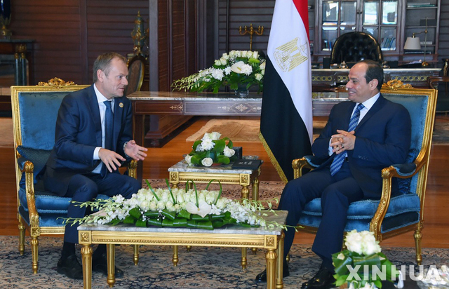 EU의 투스크 정상회의 상임의장(왼쪽)과 이집트의 엘시시 대통령이 24일의 EU-AL 정상회의 개막을 앞두고 샤름 엘세이크 회의장에서 환담하고 있다  신화
