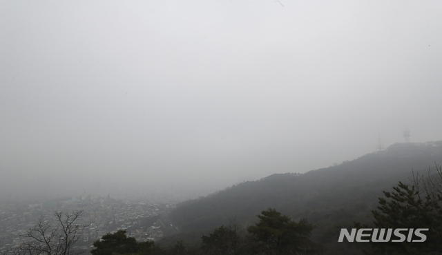 【서울=뉴시스】최진석 기자 = 중국발 스모그 유입과 안개, 미세먼지로 대기질이 나빠진 25일 오전 서울 남산에서 바라본 도심이 뿌옇게 보이고 있다. 2019.02.25. myjs@newsis.com