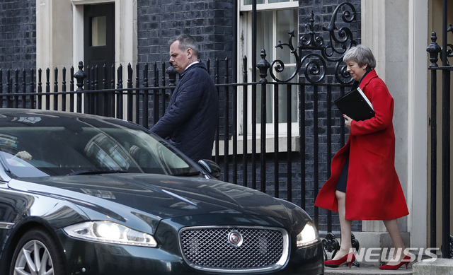 Britain&#039;s Prime Minister Theresa May leaves 10 Downing Street to make a statement to the Houses of Parliament in London, Tuesday, Feb. 26, 2019. (AP Photo/Alastair Grant)