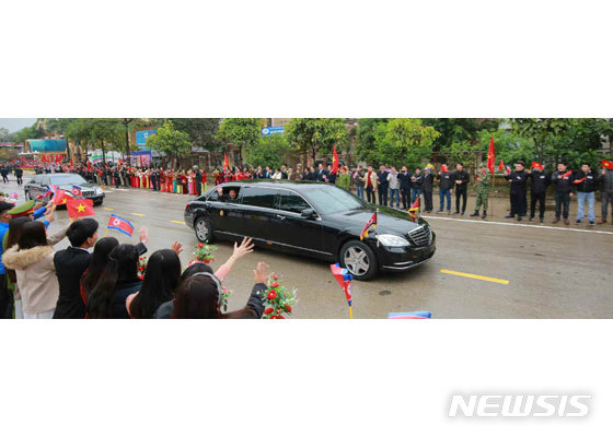 【서울=뉴시스】 북한 노동신문은 베트남 하노이를 방문한 김정은 위원장이 현지 시민들의 열렬한 환대를 받았다고 27일 보도했다. (출처=노동신문)