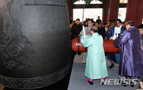 【서울=뉴시스】타종인사들과 타종하는 박원순 서울시장. 2019.02.27. (사진=서울시 제공)