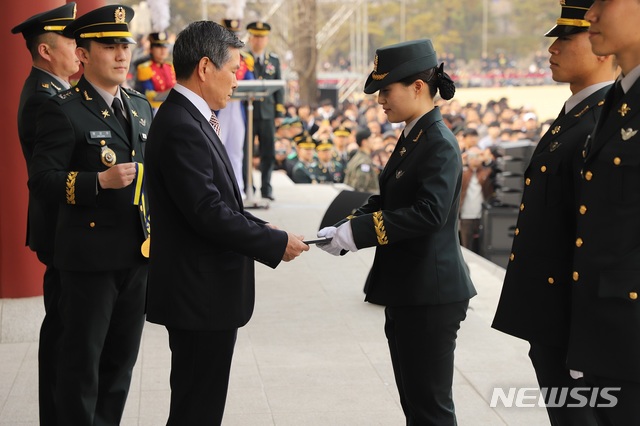 【서울=뉴시스】 27일 육군사관학교 75기 졸업 및 임관식에서 이하민 소위가 정경두 국방부 장관으로부터 영예의 대통령상을 받고 있다. (육군 제공)