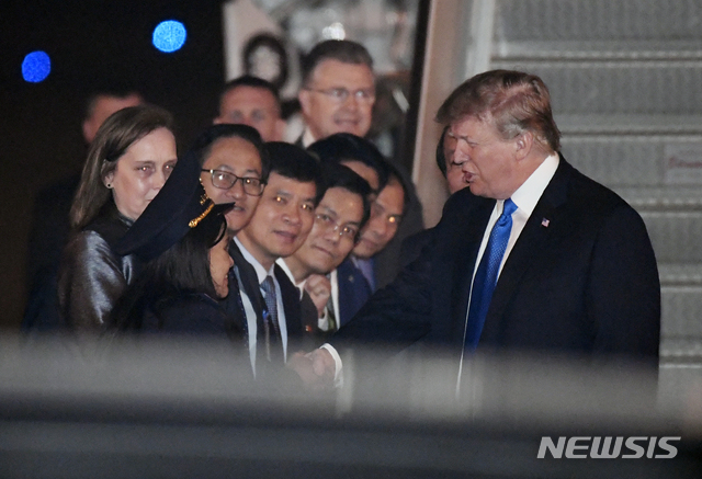 【하노이=AP/뉴시스】 도널드 트럼프 미국 대통령이 26일(현지시간) 제2차 북미정상회담이 열리는 베트남 하노이에 도착, 노이바이 공항에 내려 영접나온 베트남 관계자들과 인사하며 악수하고 있다. 2019.02.27.