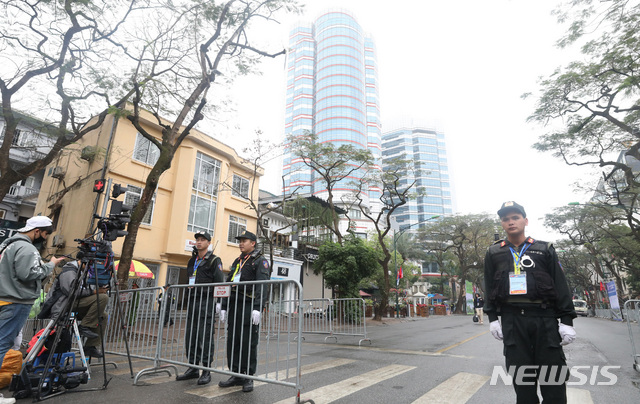 【하노이(베트남)=뉴시스】 전진환 기자 = 북미 정상회담을 위해 김정은 북한 국무위원장이 베트남을 방문한 가운데 27일 오전(현지시각) 김 국무위원장의 숙소인 베트남 하노이 멜리아호텔에서 공안이 일반인의 출입을 통제하고 있다. 2019.02.27. amin2@newsis.com