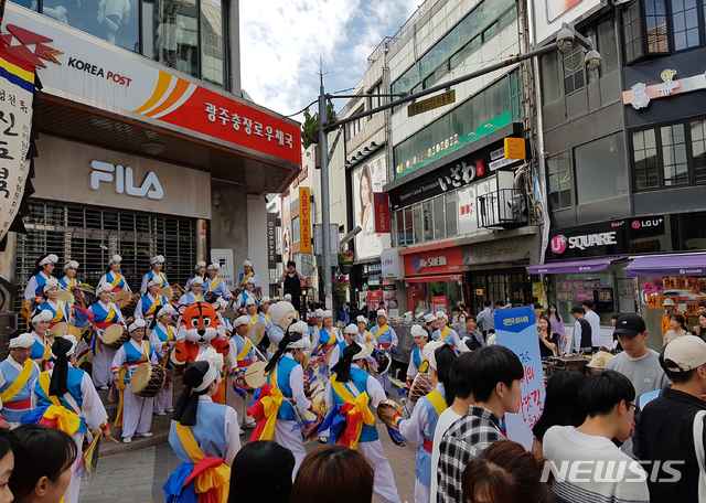 【진도=뉴시스】박상수 기자 = 전남 진도군이 오는 3월2일 광주시 충장로 일원에서 '제41회 진도 신비의 바닷길 축제' 홍보전을 전개한다. 사진은 지난해 광주 충장로 우체국 앞에서의 축제 홍보. 2019.02.27. (사진=진도군 제공)  photo@newsis.com 