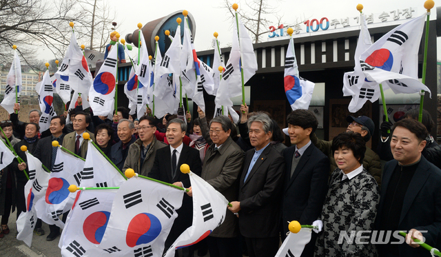 【전주=뉴시스】 김얼 기자= 3·1운동 100주년 기념 승강장 제막식이 27일 전북 전주시 신흥중,고등학교 앞 버스정류장에서 실시된 가운데 김승수 전주시장을 비롯한 박병술 전주시의장, 이기동 시의원, 조재승 신흥고등학교 교장, 시민과 관계자들이 태극기를 흔드는 퍼포먼스를 하고 있다. 2019.02.27. pmkeul@newsis.com