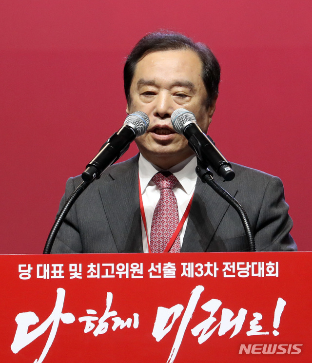 【고양=뉴시스】박영태 기자 = 27일 경기도 고양시 킨텍스에서 열린 자유한국당 제3차 전당대회에서 김병준 비대위원장이 인사말을 하고 있다. 2019.02.27.since1999@newsis.com