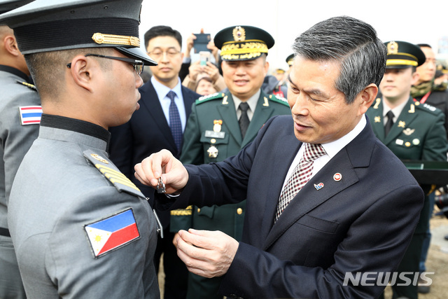 【서울=뉴시스】이영환 기자 = 27일 오후 서울 노원구 육군사관학교 화랑연병장에서 열린 제75기 졸업 및 임관식에서 정경두 국방부 장관이 수탁생도들에게 계급장을 수여하고 있다. 2019.02.27. 20hwan@newsis.com