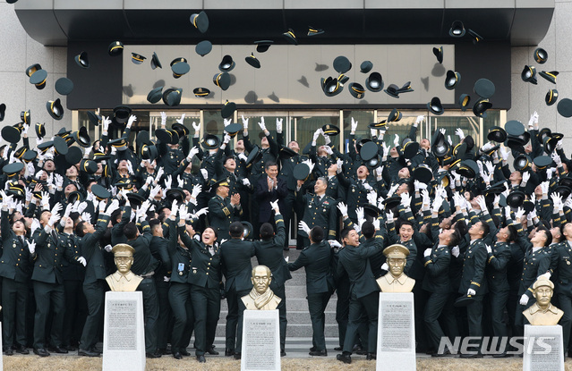 【서울=뉴시스】이영환 기자 = 27일 오후 서울 노원구 육군사관학교 화랑연병장에서 열린 제75기 졸업 및 임관식에서 졸업생도들이 모자를 던지고 있다. 2019.02.27. 20hwan@newsis.com