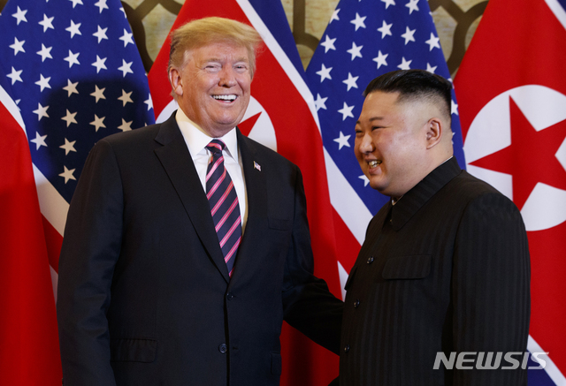 【하노이=AP/뉴시스】도널드 트럼프 미국 대통령과 김정은 북한 국무위원장이 27일(현지시간) 하노이 중심가 메트로폴 호텔 회담장에서 얘기를 나누고 있다. 2019.02.27.