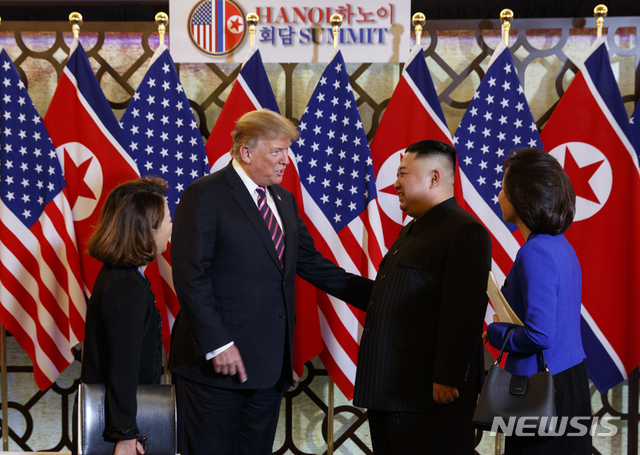 【하노이=AP/뉴시스】도널드 트럼프 미국 대통령과 김정은 북한 국무위원장이 27일(현지시간) 하노이 중심가 메트로폴 호텔 회담장에서 얘기를 나누고 있다. 2019.02.27.