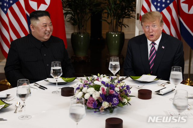 【하노이=AP/뉴시스】지난 2월 하노이 2차 북미 정상회담에 참석한 도널드 트럼프 미국 대통령과 김정은 북한 국무위원장이 친교 만찬을 하고 있다. 2019.02.27.