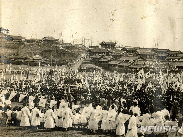 【서울=뉴시스】서울시와 한국보훈학회는 10일 오후 1시30분 서울시청 8층 다목적홀에서 '3·1운동 100주년 호국보훈 학술세미나'를 연다. 사진은 1908년 평양의 한 남자학교의 운동회 모습이다. 사진 당시는 일제강점기 치하였다. 태극기를 곳곳에 설치하거나 들고 있는 모습이 인상적이다. (사진=뉴시스 DB)