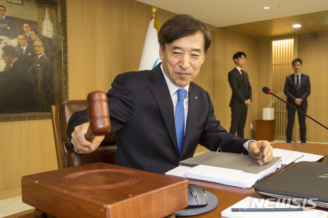 【서울=뉴시스】김선웅 기자 = 이주열 한국은행 총재가 28일 오전 서울 중구 한국은행에서 열린 2월 통화정책방향 관련 금융통화위원회에서 의사붕을 두드리며 시작을 알리고 있다. 2019.02.28.  photo@newsis.com