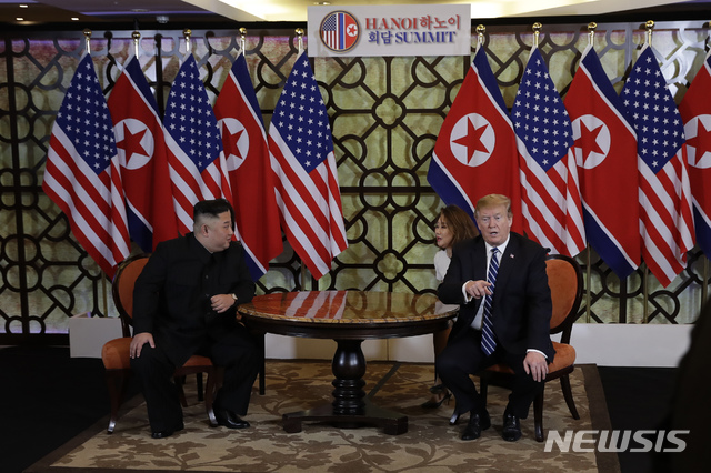 [하노이=AP/뉴시스]김정은 북한 국무위원장과 도널드 트럼프 미국 대통령과 2019년 2월 28일(현지시간) 하노이 메트로폴 호텔 회담장에서 회담하고 있다.  백악관이 공지한 2차 북미 정상회담 2일 차 일정은 '일대일 양자 단독회담-확대 양자 회담-업무 오찬-합의문 서명식' 등의 순서로 진행되는 것으로 알려졌다. 2019.02.28.