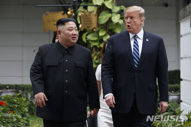 【하노이=AP/뉴시스】김정은 북한 국무위원장과 도널드 트럼프 미국 대통령이 지난해 2월28일(현지시간) 하노이 메트로폴 호텔에서의 단독 회담을 마치고 회담장 주변을 거닐며 얘기하고 있다. 2020.10.27.