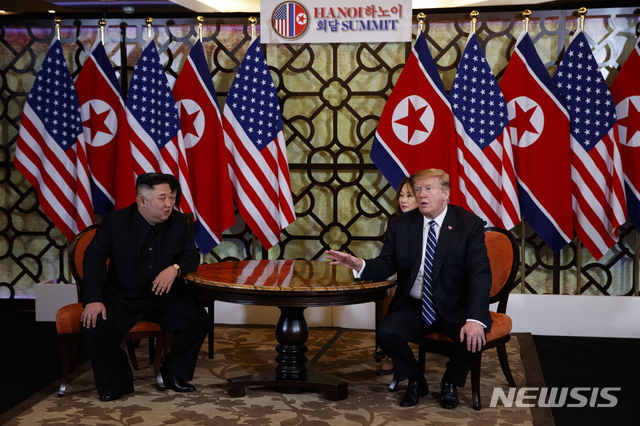 [하노이=AP/뉴시스]김정은 북한 국무위원장과 도널드 트럼프 미국 대통령과 28일(현지시간) 하노이 메트로폴 호텔 회담장에서 회담하고 있다. 2019.02.28.