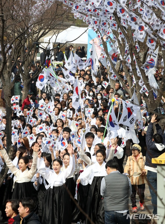 【서울=뉴시스】 고범준 기자 = 28일 서울 용산구 효창공원에서 열린 3.1절 100주년 기념 만세운동 재현행사에 참석한 학생들이 만세를 외치며 행진하고 있다. 2019.02.28. bjko@newsis.com