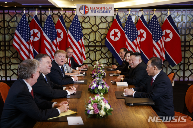 [하노이=AP/뉴시스]도널드 트럼프 미국 대통령(왼쪽 앞에서 세번째)과 김정은 북한 국무위원장(오른쪽 앞에서 두번째)이 지난해 2월28일 하노이 메트로폴 호텔 회담장에서 확대 양자 회담을 하고 있다. 2020.06.22.