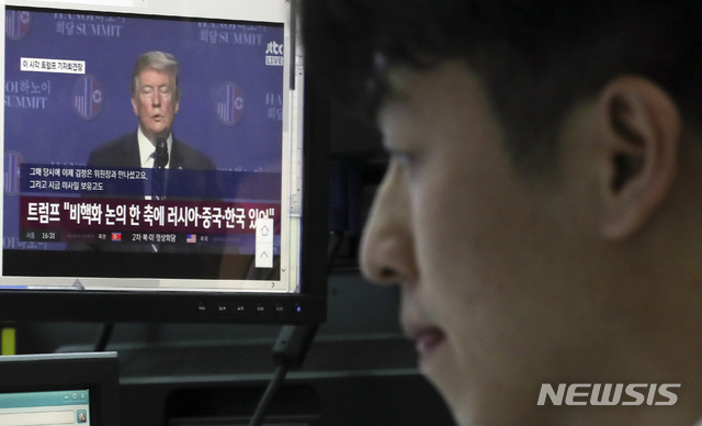 【서울=뉴시스】최진석 기자 = 하노이 북·미정상회담 일정 변경으로 코스피와 코스닥 지수가 급락 마감한 28일 오후 서울 중구 명동 KEB하나은행 본점 딜링룸에 뉴스 속보가 나오고 있다.  코스피지수는 전 거래일(2234.79)보다 39.35포인트(1.76%) 내린 2195.44로 코스닥지수는 전 거래일(752.16)보다 20.91포인트(2.78%) 내린 731.25에 마감했다. 외환시장에서 원·달러 환율은 전거래일(1119.1원)보다 5.6원 오른 1124.7원에 마감했다.2019.02.28.  myjs@newsis.com