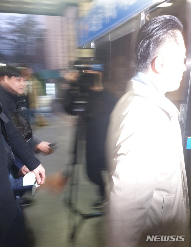 【서울=뉴시스】이준호 수습기자 = 1일 오전 마포경찰서에 출석한 프리랜서 기자 김모(49)씨가 조사를 받기 위해 안으로 들어가고 있다.