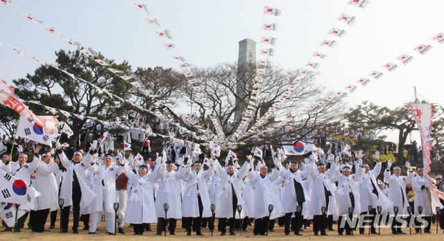 【제주=뉴시스】조수진 기자 = 1일 오전 3·1절 100주년을 맞아 제주 조천 만세동산에서 제주 4대 항일운동을 재현하는 대대적인 만세대행진이 펼쳐지고 있다. 2019.03.01. susie@newsis.com