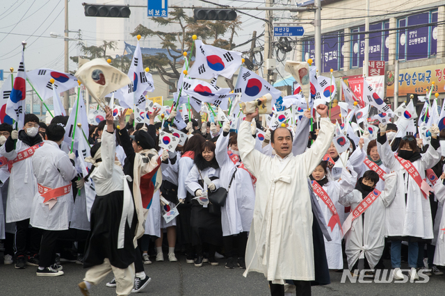 【군산=뉴시스】고석중 기자 = 삼일절인 1일 오전 한강이남 최초 3·1운동 발생지인 전북 군산시 구암동산 인근에서 '군산 3·5 독립만세운동' 재현행사가 열리고 있다. 2019.03.01.k9900@newsis.com 