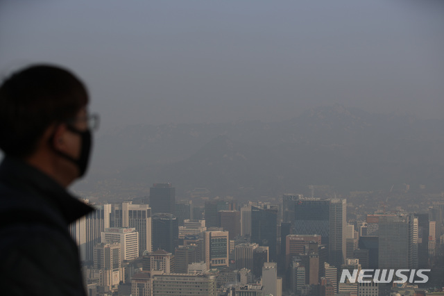 【서울=뉴시스】박미소 수습기자 = 수도권 미세먼지 비상저감조치가 시행된 1일 오전 서울 용산구 남산공원에서 한 시민이 미세먼지 마스크를 쓰고 서울 도심을 바라보고 있다. 2019.03.01. misocamera@newsis.com